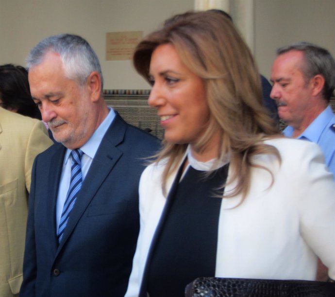 Susana Díaz, a su llegada al Pleno junto a Griñán