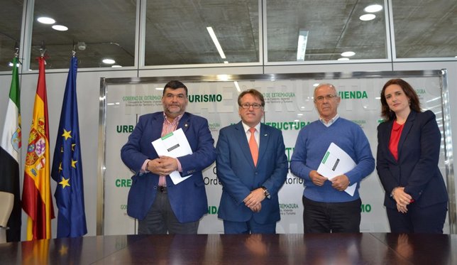 Víctor del Moral junto a los alcaldes de los municipios beneficiarios