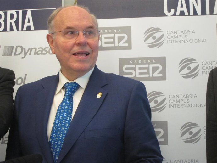 El rector de la UIMP; César Nombela