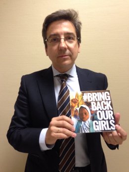 Carlos Salvador (UPN), en apoyo a las niñas secuestradas en Nigeria.