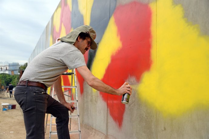 El artista Sixe Paredes pinta el  'Mur de Ciutadella'