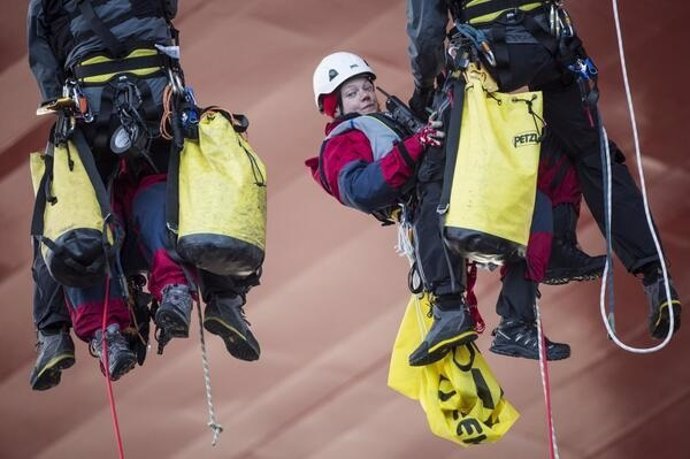 Activistas de Greenpeace desalojados de plataforma en el Ártico