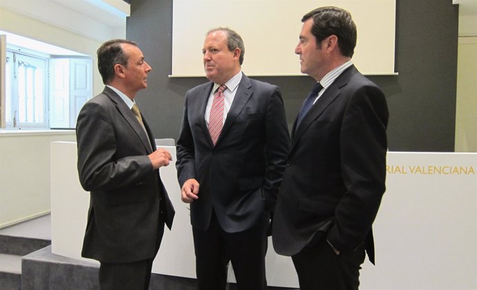 El presidente de Cepyme (centro) conversa con Navarro (i) y Garamendi (d).