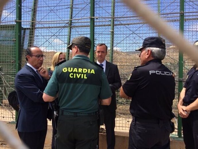 El delegado del Gobierno en Melilla, Abdelmalik Barkani, primero a la izquierda