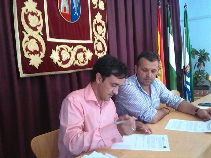 Miranda, en primer término, en la firma del convenio