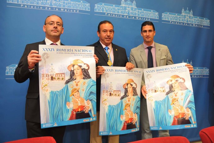 Martín, Jiménez y Palomares con el cartel de la romería