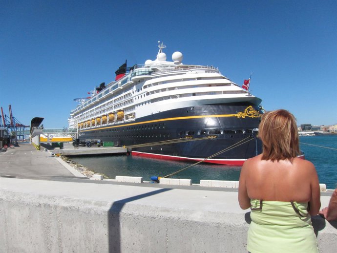 El buque disney Magic en málaga crucero barco turistas turismo viaje