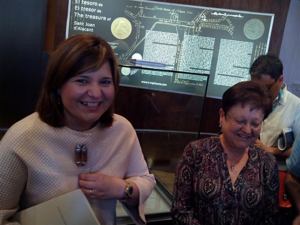 Isabel Bonig junto a la presidenta de la Diputación, Luisa Pastor