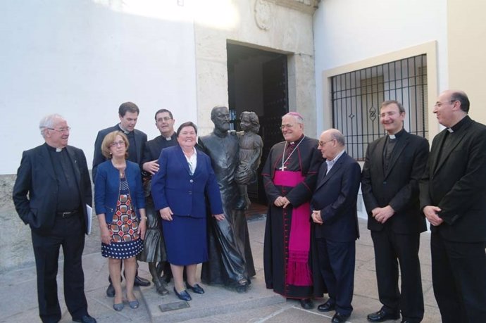 El obispo y los miembros de la comisión junto a un escultura del padre Cosme