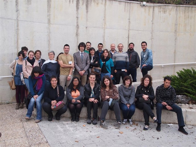 Los jóvenes asistentes al curso con subdirector de Juventud, Ángel Ansa. 