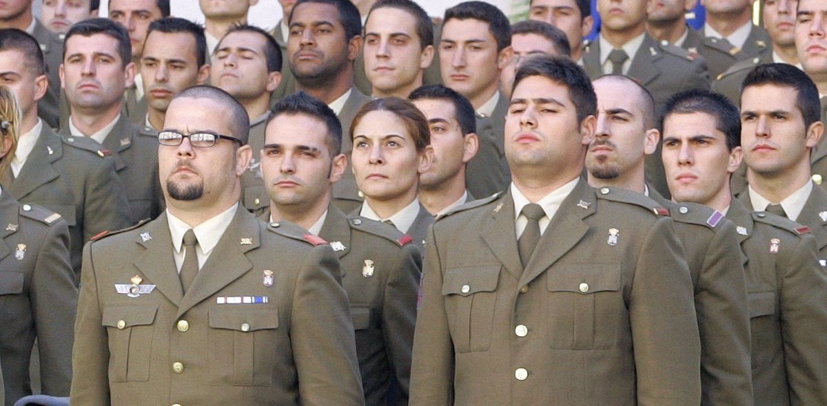 Por qué no vemos militares su uniforme oficial en calles?
