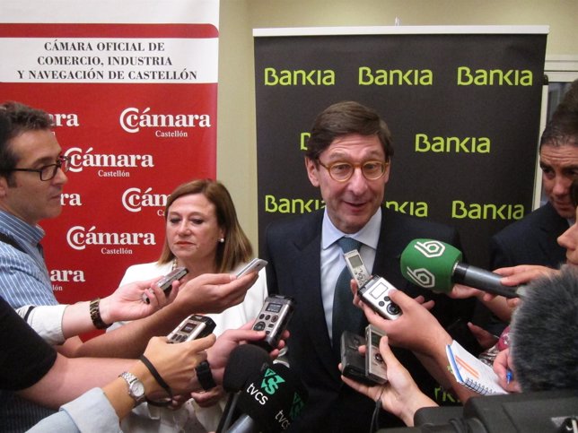 Goirigolzarri (Bankia) atiende a los periodistas en Castellón.