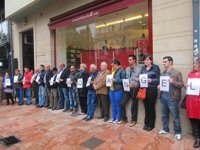 Militantes de IU se concentran ante la Junta para apoyar a Ángel González