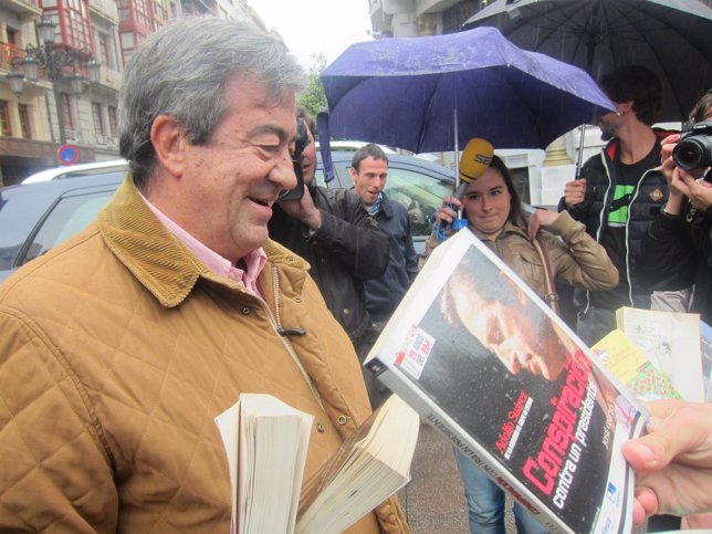 Álvarez-Cascos, atendiendo a los activistas que le ofrecen libros. 