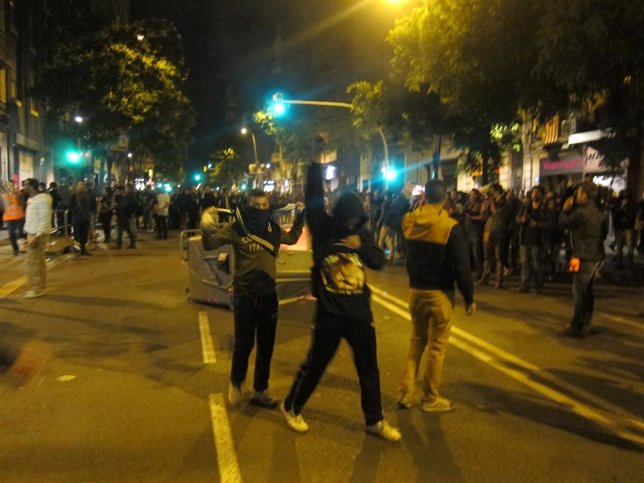 Manifestantes se enfrentan con los Mossos por el desalojo de Can Vies 