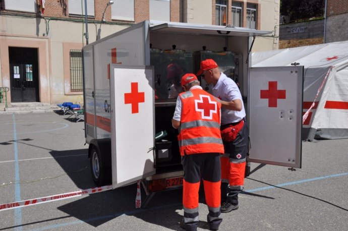 Personal de Cruz Roja en Segovia.