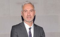 Roland Emmerich dirigirá la nueva trilogía de Stargate