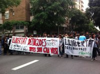 Successos.- Un grup de 'iaioflautes' ocupa l'Ajuntament en solidaritat amb Can Vies