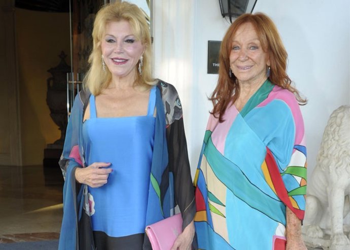 La baronesa Thyssen se divierte con mucho arte en la expo de Mercedes Lasarte