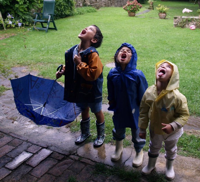 Niños, paraguas, lluvia