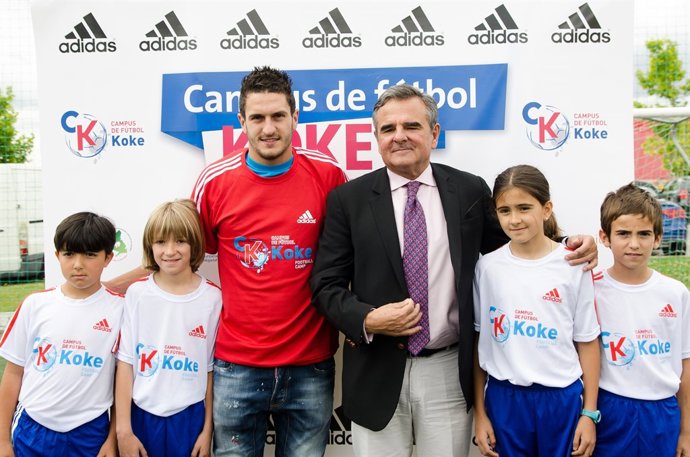 Koke presenta su campus junto con el alcalde de Majadahonda, Narciso de Foxá