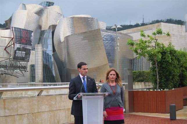 El diputado Imanol Pradales y la juntera del PP Esther Martínez
