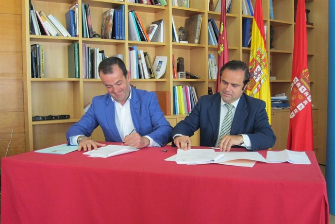 Iniesta y Díaz durante la firma del contrato