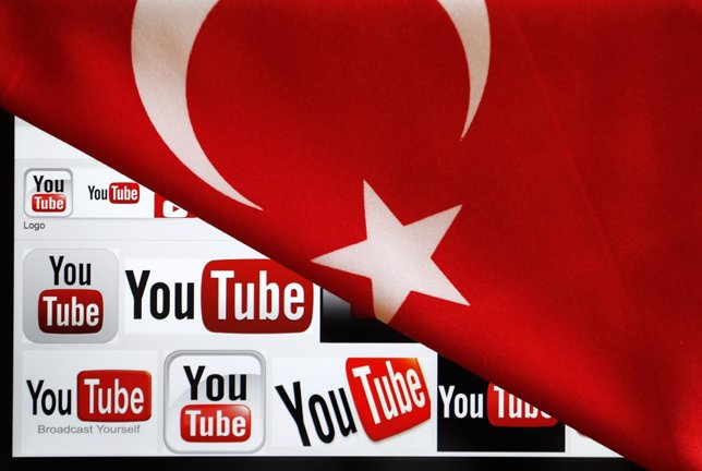 Logos de Youtube en un ordenador con la bandera de Turquía