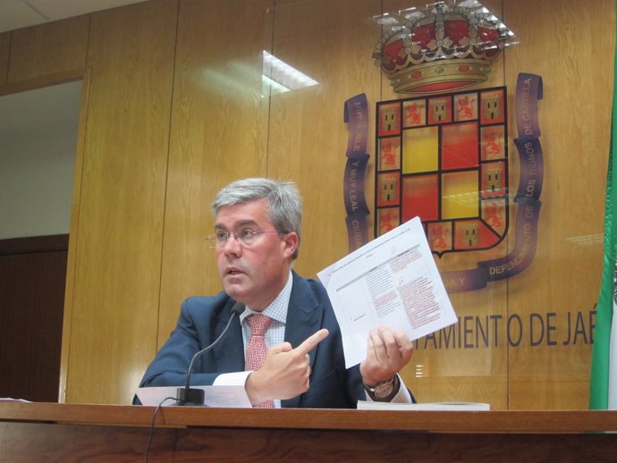 José Enrique Fernández de Moya, muestra el informe de Icomos sobre la Catedral.
