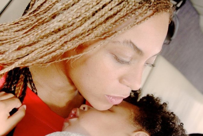 Beyoncé publica las imágenes más tiernas de con su hija