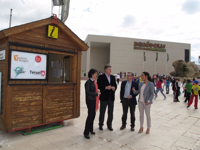 El alcalde de Teruel ha visitado este viernes el punto de información tyuística