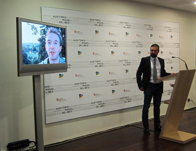 Jordi Gimeno, atento a las palabras grabadas por Gourlay. 