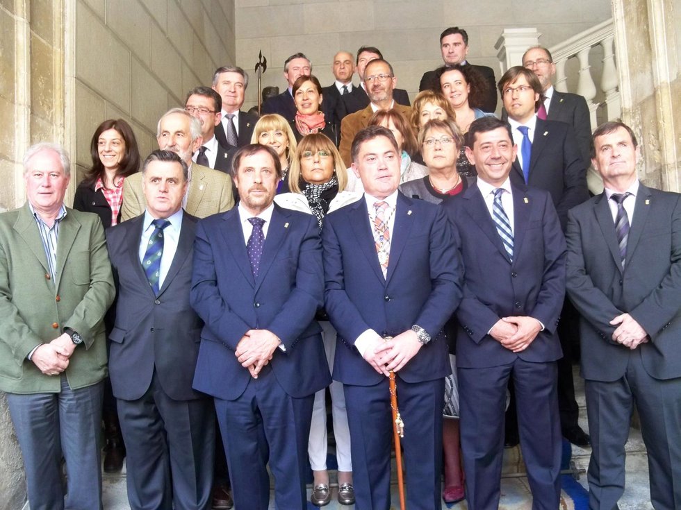 Martínez con el bastón de mando y la Corporación Provincial