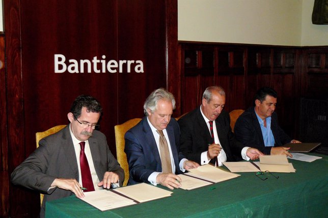 Firma del acuerdo entre Bantierra y la Junta Central del Jalón
