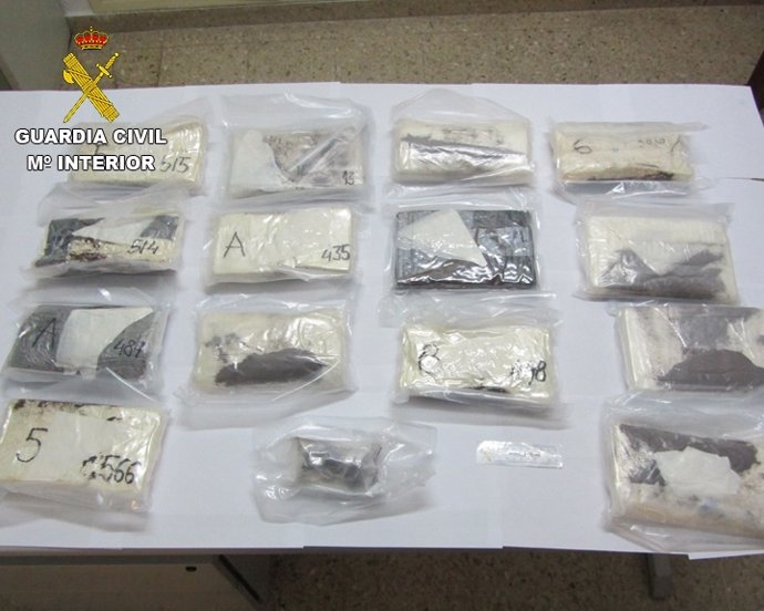 Los 15 paquetes de droga que llevaba escondidos en el coche