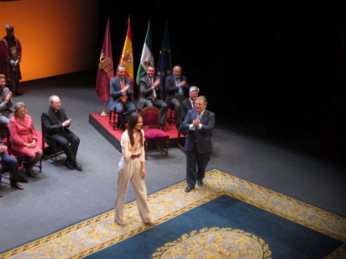 Zoido entregando la medalla a Eva González