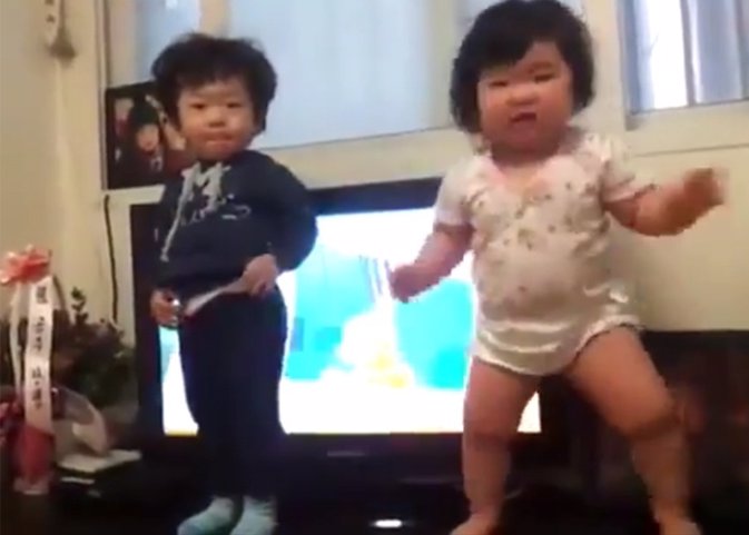 Niña coreana bailando