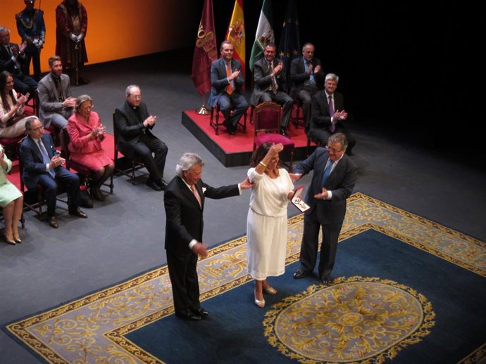 Aurora Vargas y Pansequito, junto a Zoido , recibiendo las medallas de la ciudad