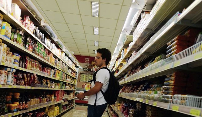 (Inflación/PIB) Consumidor En Un Supermercado De Sao Paulo, Brasil 