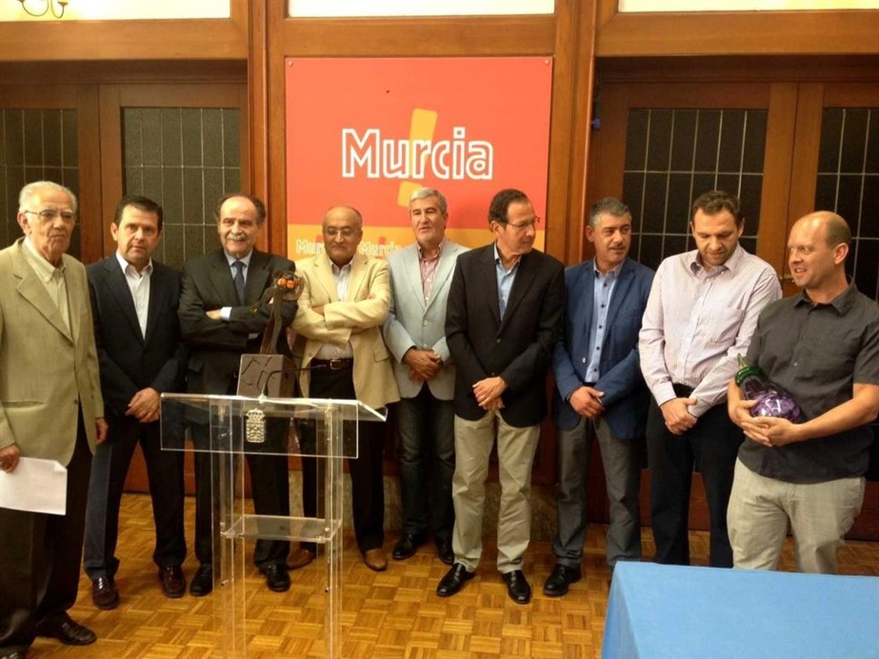El alcalde Miguel Ángel Cámara presenta el 'Monumento al Agricultor' 