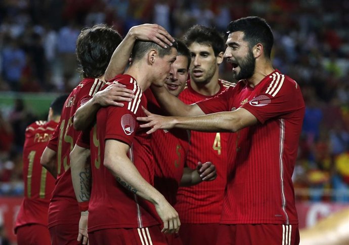 España celebra el gol de Torres ante Bolivia