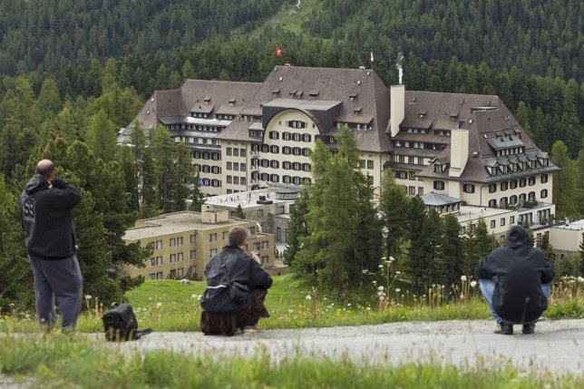 Activistas miran el hotel en el que se reúne el Club Bilderberg en 2011