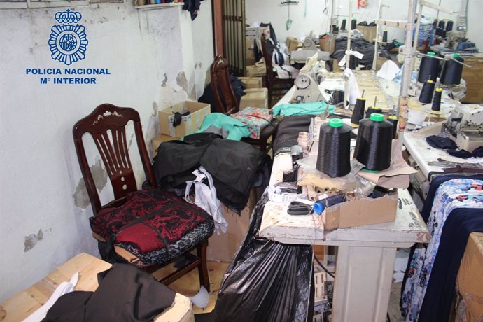 Desmantelado taller ilegal de confección de ropa