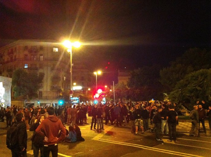 Protesta en la plaza de Sants la noche del viernes 30