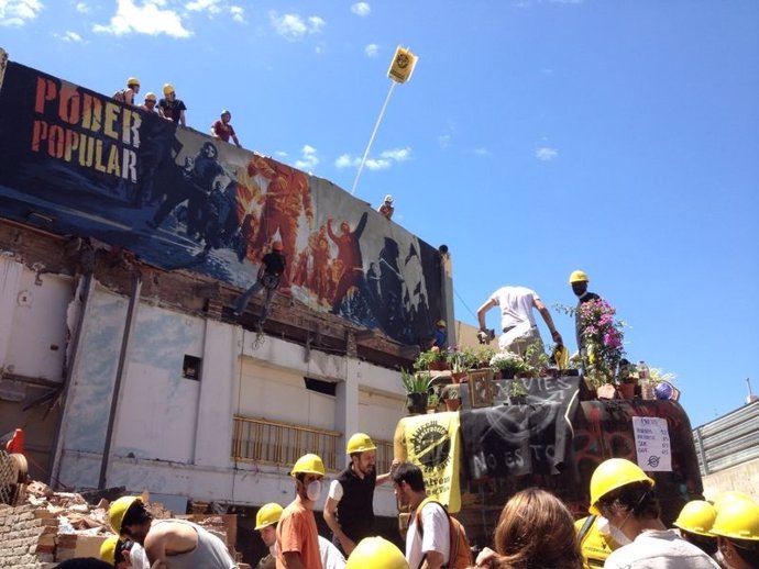 Vecinos de Can Vies reconstruyen el edificio en Sants