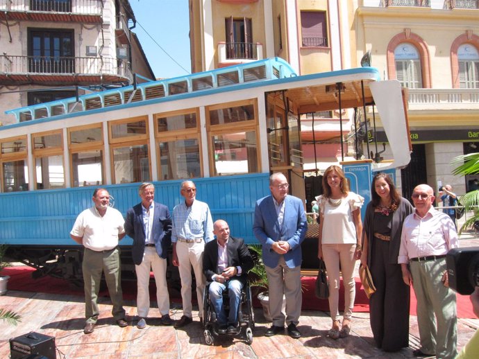 El alcalde de Málaga juhnto al tranvía 63 de la ciudad expuesto en centro