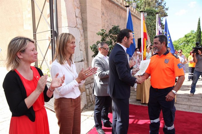 Bauzá entrega un diploma