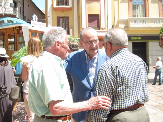 El alcalde de Málaga, Francisco de la Torre, dialoga con dos vecinos 