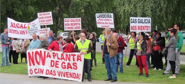 Vecinos de Santa Comba protestan ante la Xunta contra planta de gas de Mourelle