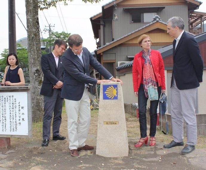 El presidente de la Xunta, junto a Nava Castro y Francisco Conde en Japón